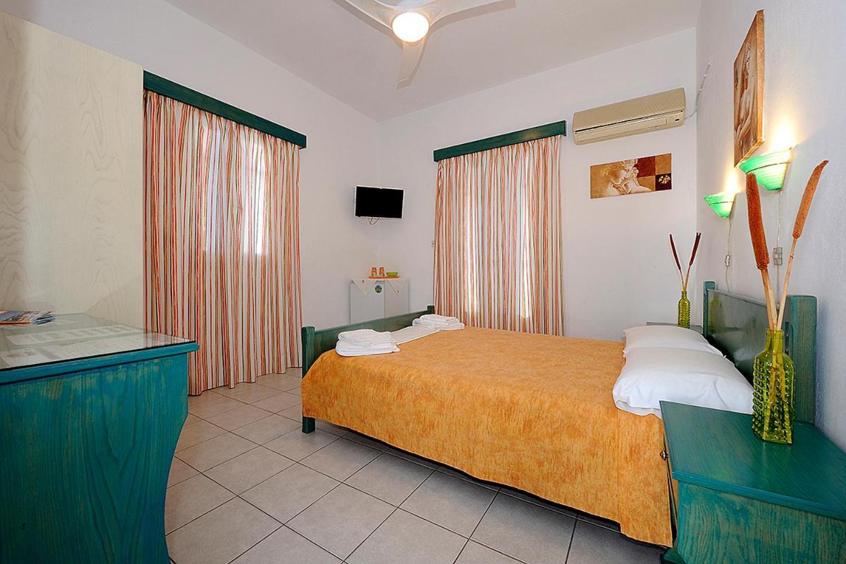 Manousos Rooms Αδάμας Εξωτερικό φωτογραφία